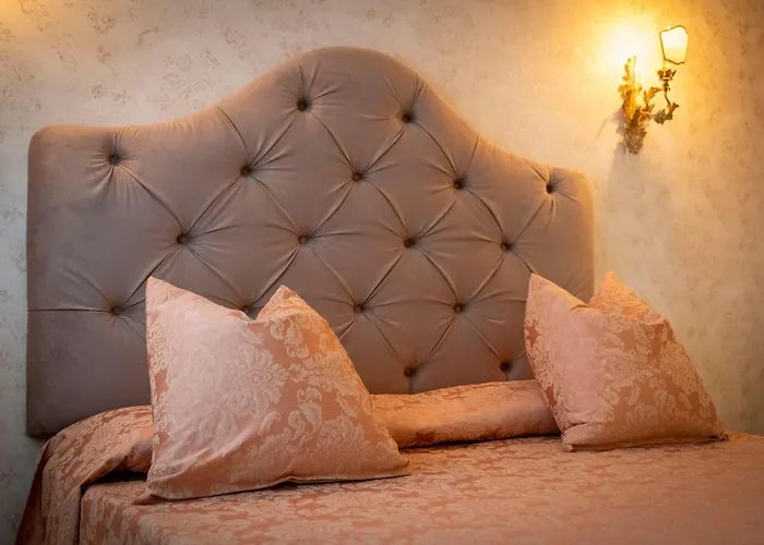 Stylish & Cozy Venetian House